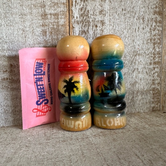 Mini Wooden Salt & Pepper shakers.  Hawaii souvenir. Tropical scene.  Aloha - Picture 6 of 6